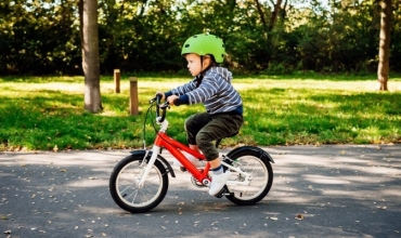 Dita Botërore e Biçikletave/ Përfitimet që sjell ngarja e biçikletës te fëmijët