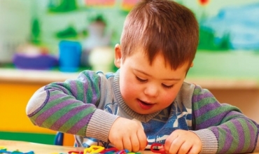 Metoda dhe strategji për punën me nxënësit me autizëm në arsimin fillor, flet Florinda Palaj