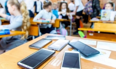 Italia ndalon celularin në shkollë edhe për qëllime edukative